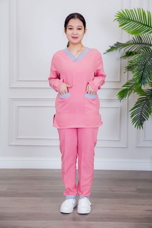 بيجامة عاملة قطعتين متعددة الألوان بلوزة بياقة قصة سبعة و بجيوب من الأمام بأكمام طويلة مع بنطلون طويل