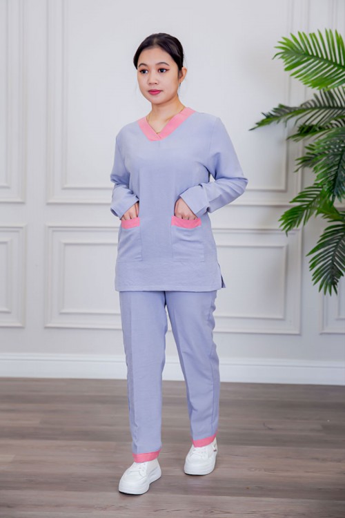 بيجامة عاملة قطعتين متعددة الألوان بلوزة بياقة قصة سبعة و بجيوب من الأمام بأكمام طويلة مع بنطلون طويل