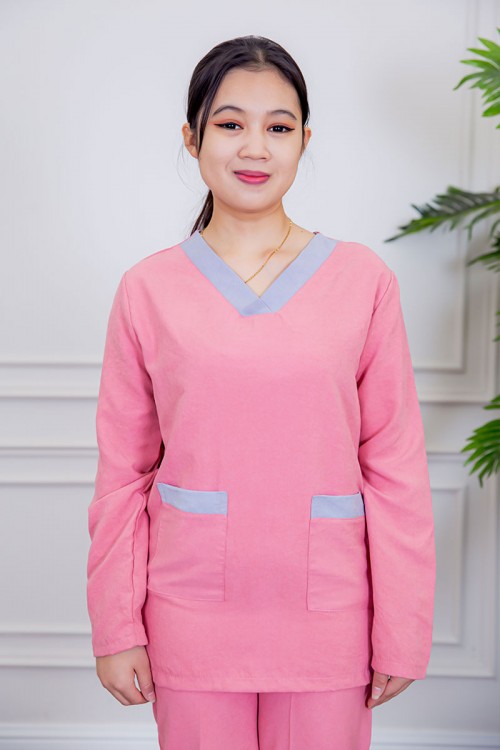 بيجامة عاملة قطعتين متعددة الألوان بلوزة بياقة قصة سبعة و بجيوب من الأمام بأكمام طويلة مع بنطلون طويل