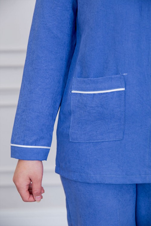 بيجامة عاملة قطعتين متعددة الألوان بلوزة بياقة مطوية بأزرار و جيوب من الأمام بأكمام طويلة مع بنطلون طويل