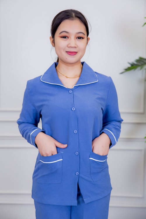 بيجامة عاملة قطعتين متعددة الألوان بلوزة بياقة مطوية بأزرار و جيوب من الأمام بأكمام طويلة مع بنطلون طويل