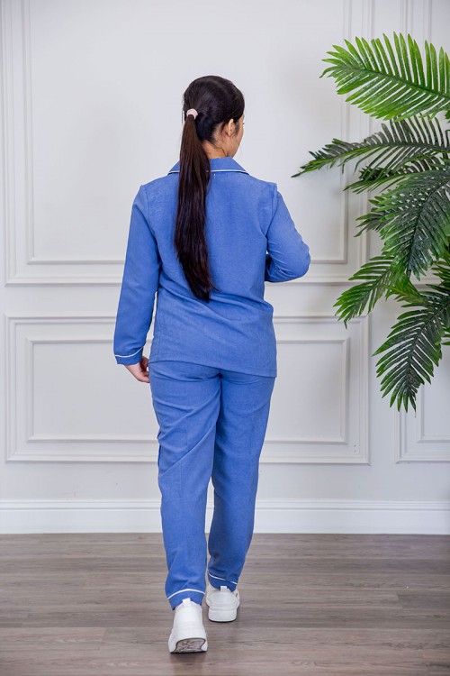 بيجامة عاملة قطعتين متعددة الألوان بلوزة بياقة مطوية بأزرار و جيوب من الأمام بأكمام طويلة مع بنطلون طويل