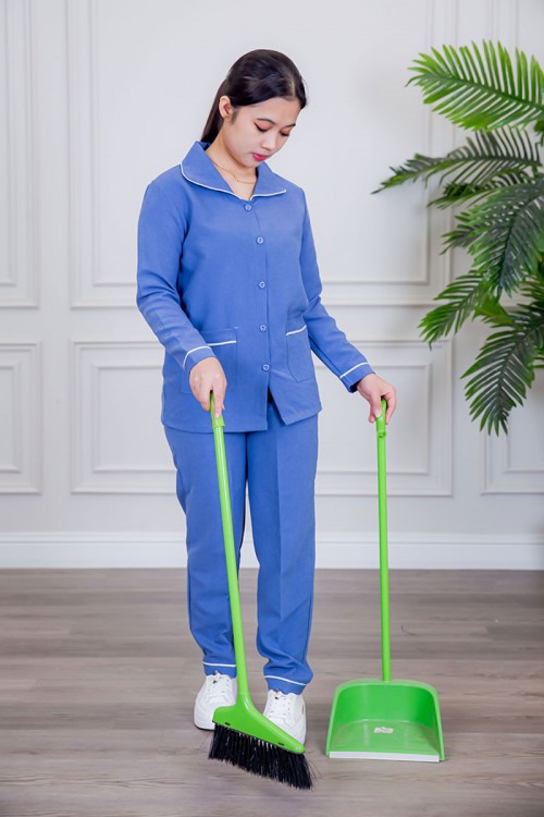 بيجامة عاملة قطعتين متعددة الألوان بلوزة بياقة مطوية بأزرار و جيوب من الأمام بأكمام طويلة مع بنطلون طويل