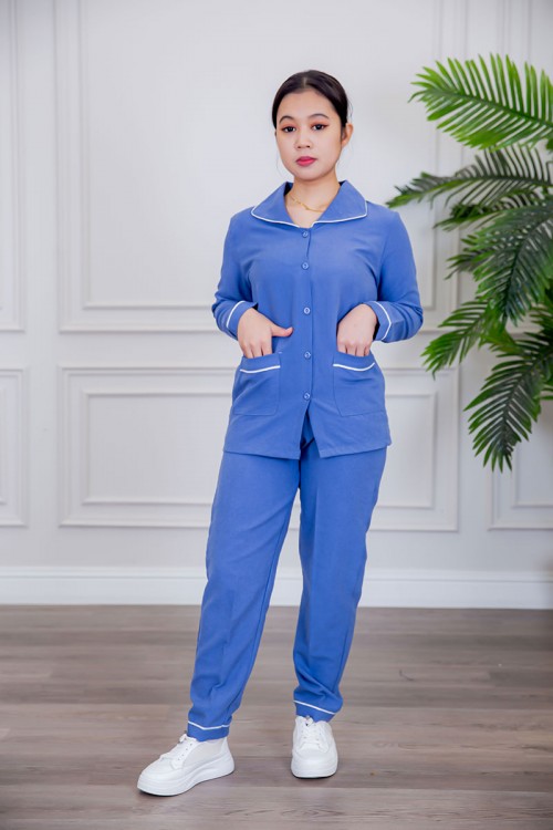 بيجامة عاملة قطعتين متعددة الألوان بلوزة بياقة مطوية بأزرار و جيوب من الأمام بأكمام طويلة مع بنطلون طويل