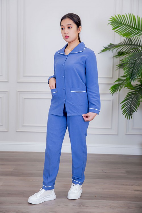 بيجامة عاملة قطعتين متعددة الألوان بلوزة بياقة مطوية بأزرار و جيوب من الأمام بأكمام طويلة مع بنطلون طويل