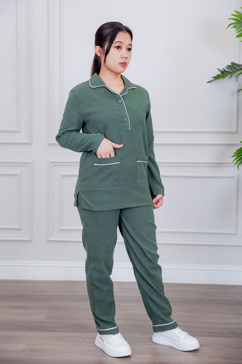 بيجامة عاملة قطعتين متعددة الألوان بلوزة بياقة مطوية بأزرار و جيوب من الأمام بأكمام طويلة مع بنطلون طويل