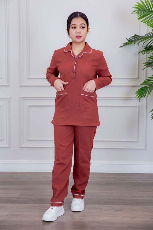 بيجامة عاملة قطعتين متعددة الألوان بلوزة بياقة مطوية بأزرار و جيوب من الأمام بأكمام طويلة مع بنطلون طويل