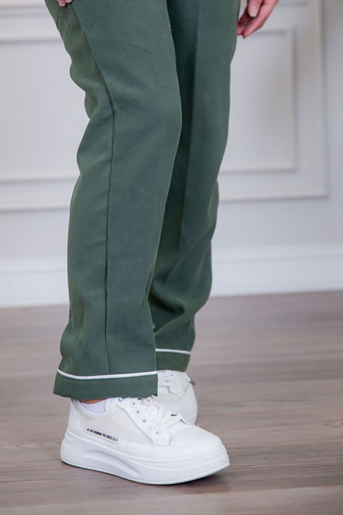 بيجامة عاملة قطعتين متعددة الألوان بلوزة بياقة مطوية بأزرار و جيوب من الأمام بأكمام طويلة مع بنطلون طويل