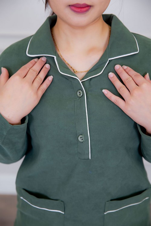 بيجامة عاملة قطعتين متعددة الألوان بلوزة بياقة مطوية بأزرار و جيوب من الأمام بأكمام طويلة مع بنطلون طويل