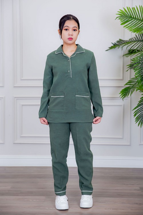 بيجامة عاملة قطعتين متعددة الألوان بلوزة بياقة مطوية بأزرار و جيوب من الأمام بأكمام طويلة مع بنطلون طويل