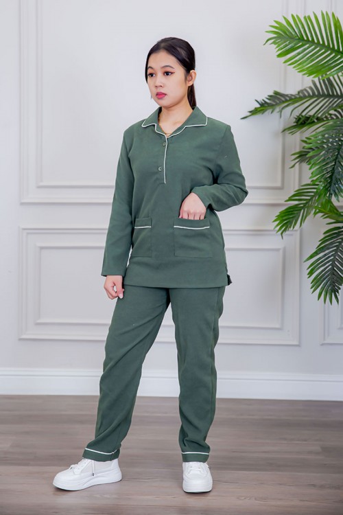 بيجامة عاملة قطعتين متعددة الألوان بلوزة بياقة مطوية بأزرار و جيوب من الأمام بأكمام طويلة مع بنطلون طويل