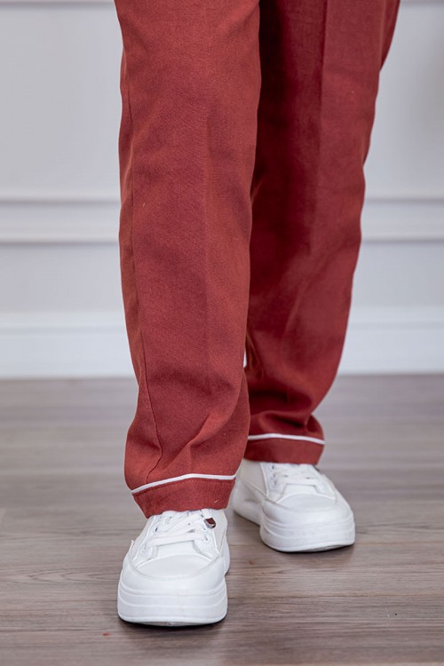 بيجامة عاملة قطعتين متعددة الألوان بلوزة بياقة مطوية بأزرار و جيوب من الأمام بأكمام طويلة مع بنطلون طويل