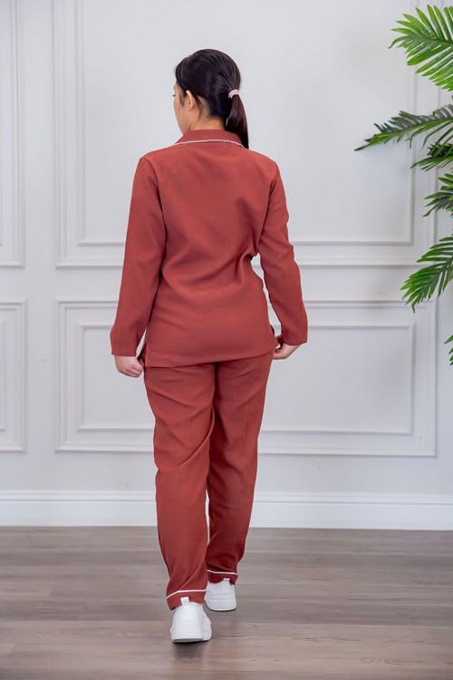 بيجامة عاملة قطعتين متعددة الألوان بلوزة بياقة مطوية بأزرار و جيوب من الأمام بأكمام طويلة مع بنطلون طويل