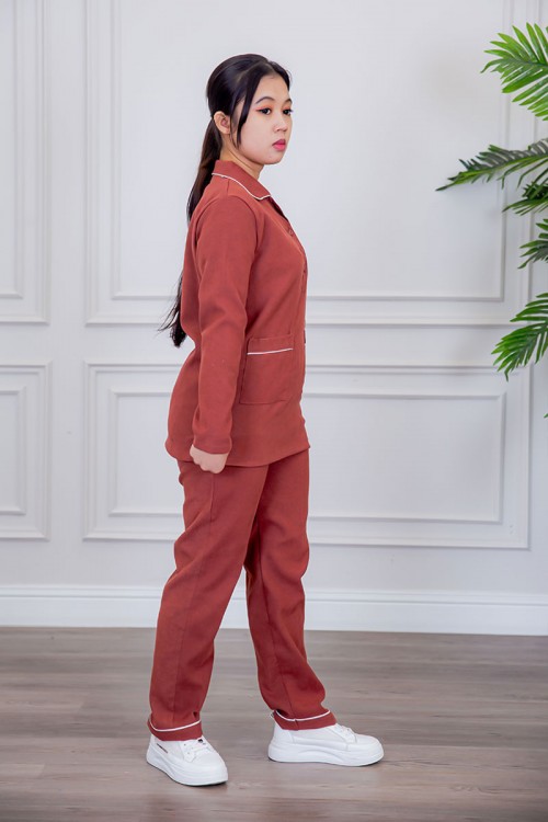 بيجامة عاملة قطعتين متعددة الألوان بلوزة بياقة مطوية بأزرار و جيوب من الأمام بأكمام طويلة مع بنطلون طويل