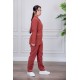 بيجامة عاملة قطعتين متعددة الألوان بلوزة بياقة مطوية بأزرار و جيوب من الأمام بأكمام طويلة مع بنطلون طويل