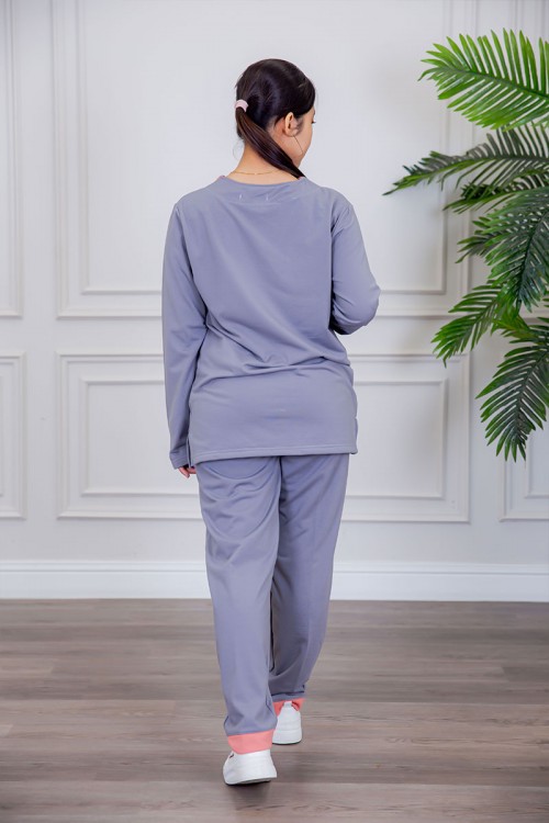 بيجامة عاملة قطعتين مبطنة متعددة الألوان بلوزة بياقة قصة سبعة و بجيوب من الأمام بأكمام طويلة مع بنطلون طويل