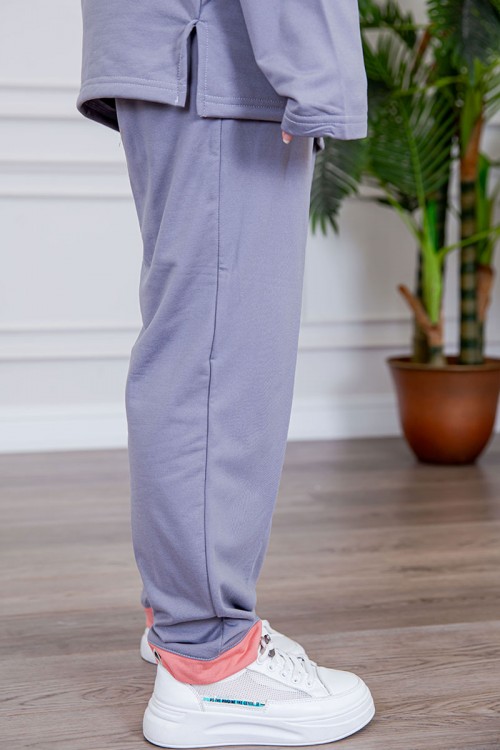 بيجامة عاملة قطعتين مبطنة متعددة الألوان بلوزة بياقة قصة سبعة و بجيوب من الأمام بأكمام طويلة مع بنطلون طويل