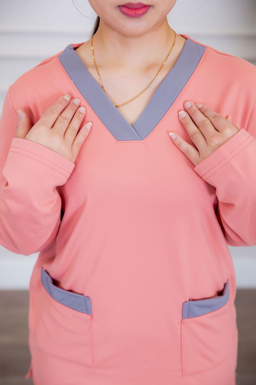 بيجامة عاملة قطعتين مبطنة متعددة الألوان بلوزة بياقة قصة سبعة و بجيوب من الأمام بأكمام طويلة مع بنطلون طويل