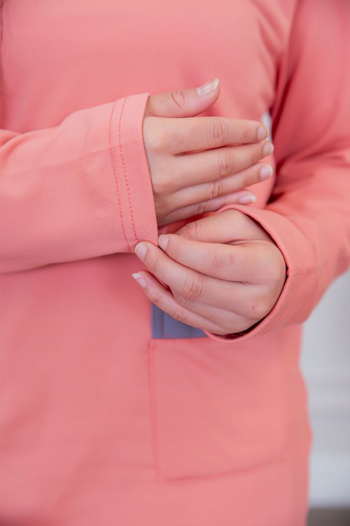 بيجامة عاملة قطعتين مبطنة متعددة الألوان بلوزة بياقة قصة سبعة و بجيوب من الأمام بأكمام طويلة مع بنطلون طويل