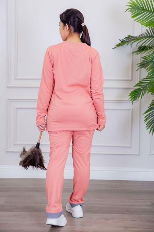 بيجامة عاملة قطعتين مبطنة متعددة الألوان بلوزة بياقة قصة سبعة و بجيوب من الأمام بأكمام طويلة مع بنطلون طويل