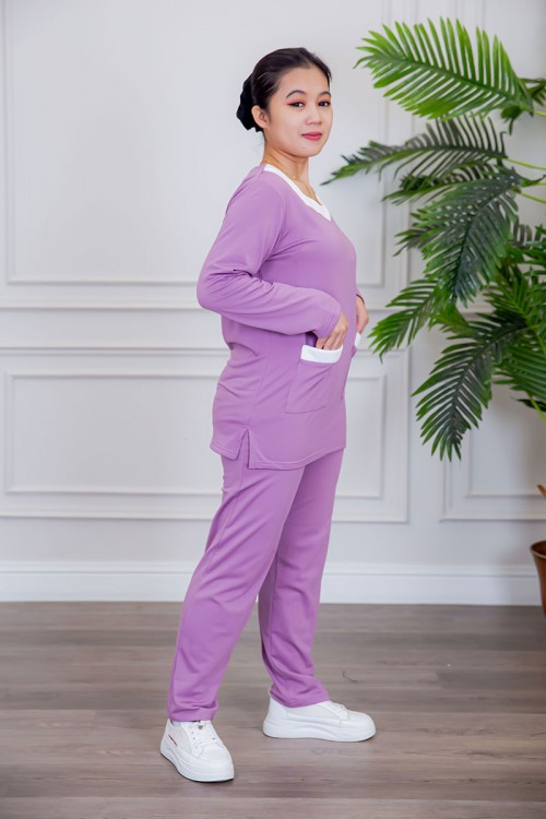 بيجامة عاملة قطعتين مبطنة متعددة الألوان بلوزة بياقة مربعة و بجيوب من الأمام بأكمام طويلة مع بنطلون طويل