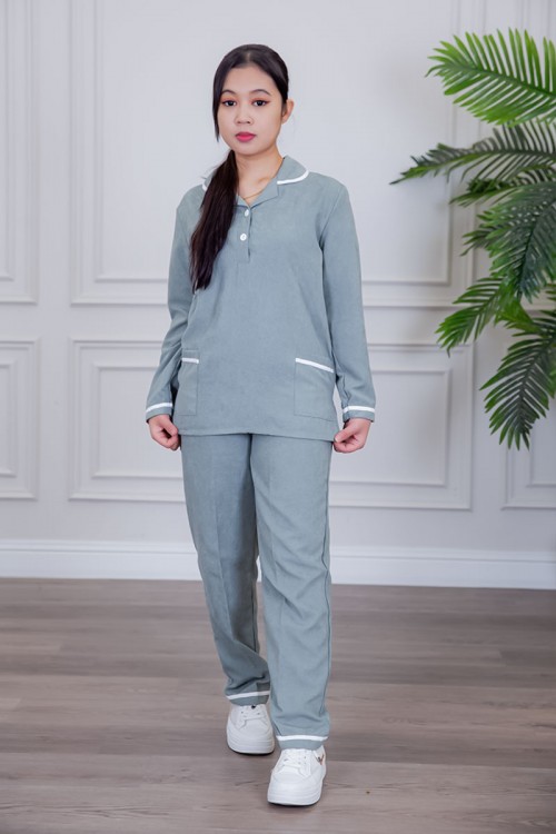 بيجامة عاملة قطعتين متعددة الألوان بلوزة بياقة مطوية بأزرار و جيوب من الأمام بأكمام طويلة مع بنطلون طويل