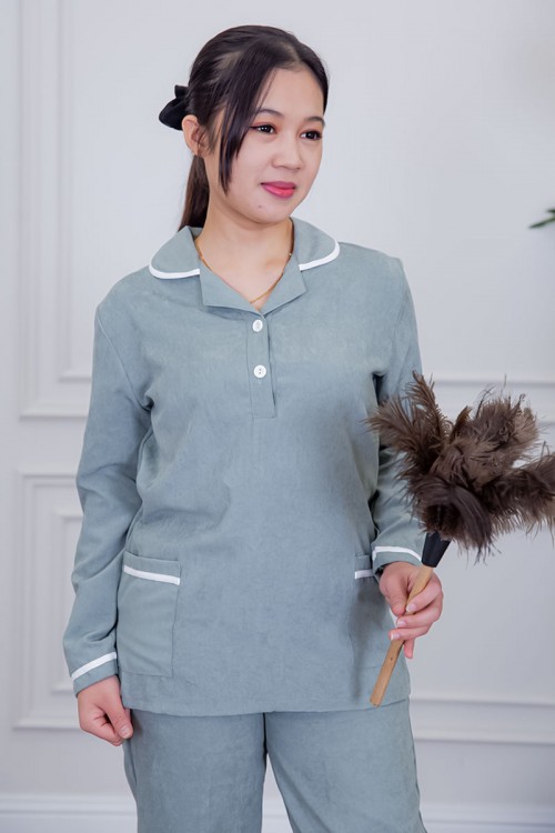 بيجامة عاملة قطعتين متعددة الألوان بلوزة بياقة مطوية بأزرار و جيوب من الأمام بأكمام طويلة مع بنطلون طويل