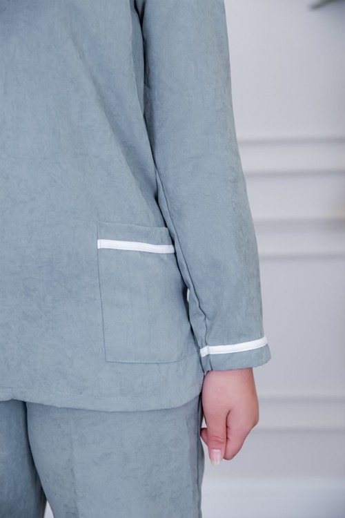 بيجامة عاملة قطعتين متعددة الألوان بلوزة بياقة مطوية بأزرار و جيوب من الأمام بأكمام طويلة مع بنطلون طويل