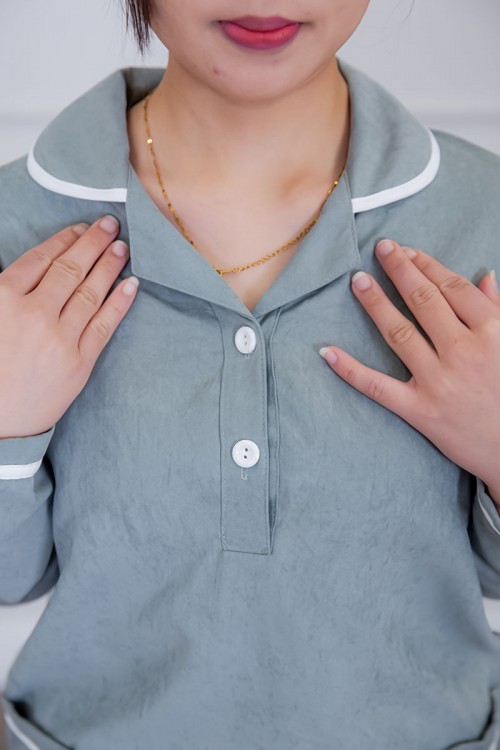 بيجامة عاملة قطعتين متعددة الألوان بلوزة بياقة مطوية بأزرار و جيوب من الأمام بأكمام طويلة مع بنطلون طويل