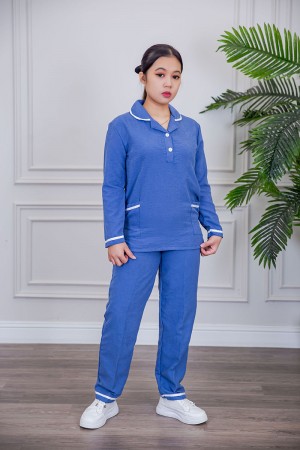 بيجامة عاملة قطعتين متعددة الألوان بلوزة بياقة مطوية بأزرار و جيوب من الأمام بأكمام طويلة مع بنطلون طويل