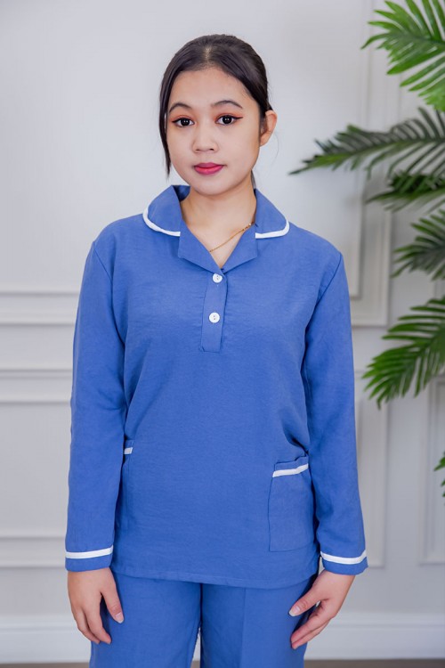 بيجامة عاملة قطعتين متعددة الألوان بلوزة بياقة مطوية بأزرار و جيوب من الأمام بأكمام طويلة مع بنطلون طويل