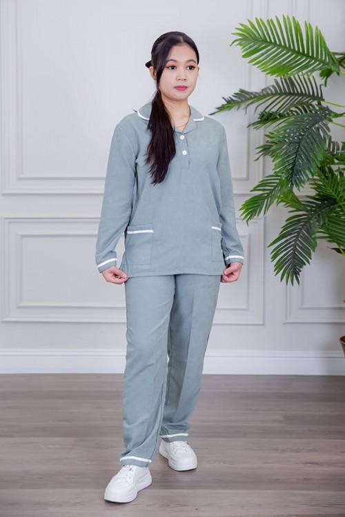 بيجامة عاملة قطعتين متعددة الألوان بلوزة بياقة مطوية بأزرار و جيوب من الأمام بأكمام طويلة مع بنطلون طويل