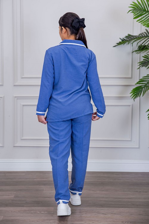 بيجامة عاملة قطعتين متعددة الألوان بلوزة بياقة مطوية بأزرار و جيوب من الأمام بأكمام طويلة مع بنطلون طويل