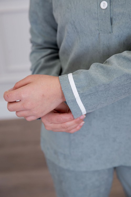 بيجامة عاملة قطعتين متعددة الألوان بلوزة بياقة مطوية بأزرار و جيوب من الأمام بأكمام طويلة مع بنطلون طويل