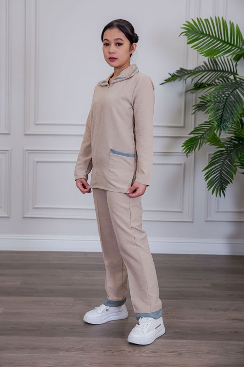 بيجامة عاملة قطعتين متعددة الألوان بلوزة بياقة مطوية بسحاب و جيوب من الأمام بأكمام طويلة مع بنطلون طويل