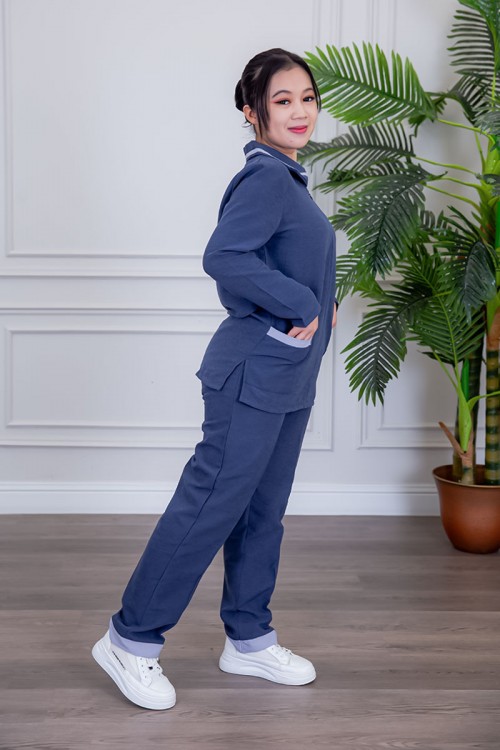 بيجامة عاملة قطعتين متعددة الألوان بلوزة بياقة مطوية بسحاب و جيوب من الأمام بأكمام طويلة مع بنطلون طويل