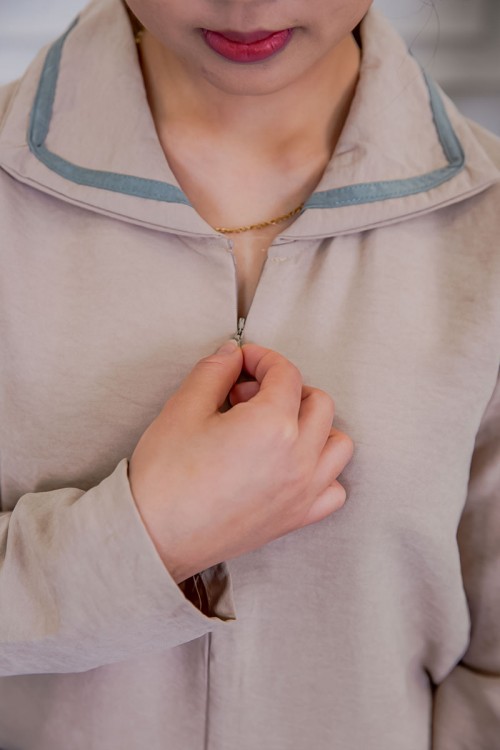 بيجامة عاملة قطعتين متعددة الألوان بلوزة بياقة مطوية بسحاب و جيوب من الأمام بأكمام طويلة مع بنطلون طويل