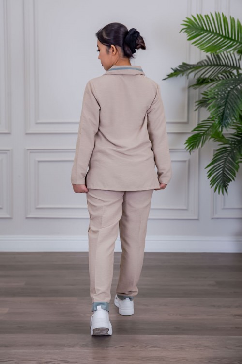 بيجامة عاملة قطعتين متعددة الألوان بلوزة بياقة مطوية بسحاب و جيوب من الأمام بأكمام طويلة مع بنطلون طويل