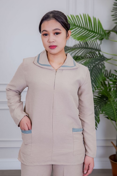 بيجامة عاملة قطعتين متعددة الألوان بلوزة بياقة مطوية بسحاب و جيوب من الأمام بأكمام طويلة مع بنطلون طويل