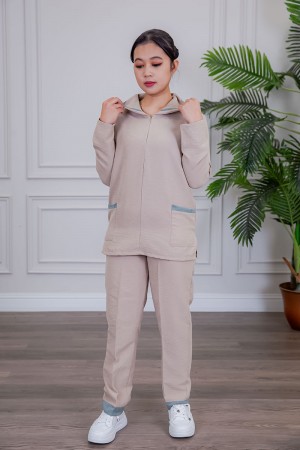 بيجامة عاملة قطعتين متعددة الألوان بلوزة بياقة مطوية بسحاب و جيوب من الأمام بأكمام طويلة مع بنطلون طويل