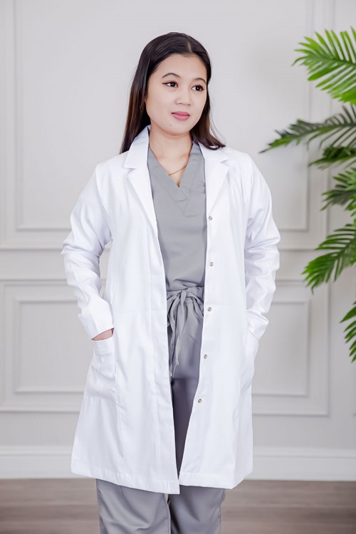 بالطو طبي لابكوت قصير لون أبيض بياقة مطوية و أزرار طقطق من الأمام و بجيوب من الجانبين