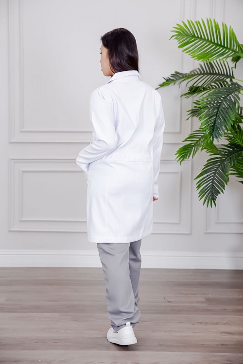 بالطو طبي لابكوت قصير لون أبيض بياقة مطوية و أزرار طقطق من الأمام و بجيوب من الجانبين