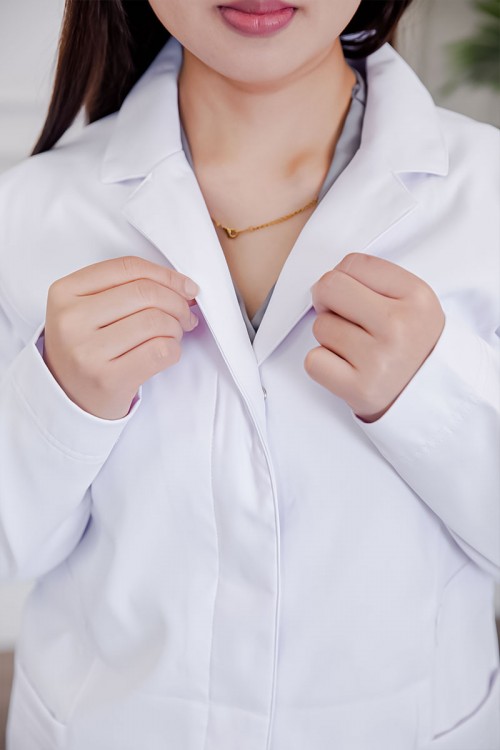 بالطو طبي لابكوت قصير لون أبيض بياقة مطوية و أزرار طقطق من الأمام و بجيوب من الجانبين