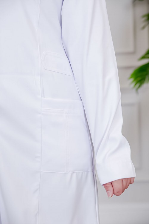 بالطو طبي لابكوت قصير لون أبيض بياقة مطوية و أزرار طقطق من الأمام و بجيوب من الجانبين