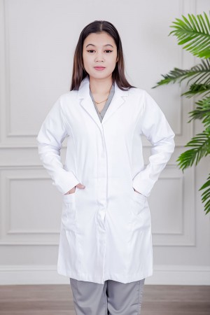 بالطو طبي لابكوت قصير لون أبيض بياقة مطوية و أزرار طقطق من الأمام و بجيوب من الجانبين 