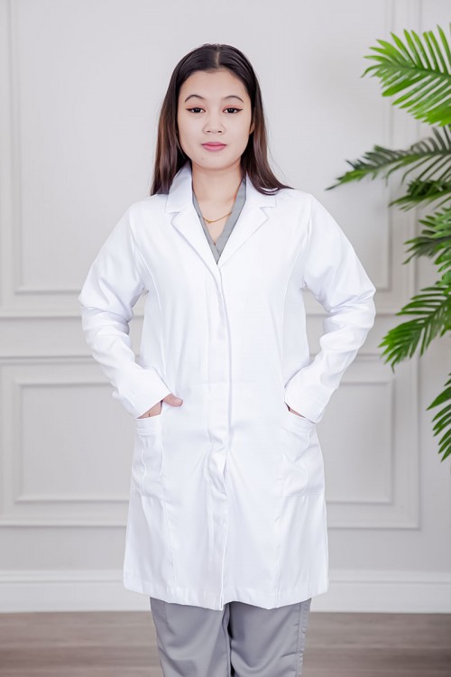 بالطو طبي لابكوت قصير لون أبيض بياقة مطوية و أزرار طقطق من الأمام و بجيوب من الجانبين