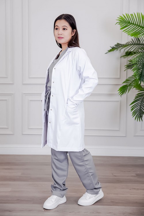 بالطو طبي لابكوت قصير لون أبيض بياقة مطوية و أزرار طقطق من الأمام و بجيوب من الجانبين