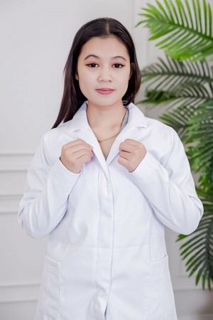 بالطو طبي لابكوت قصير لون أبيض بياقة مطوية و أزرار طقطق من الأمام و بجيوب من الجانبين 