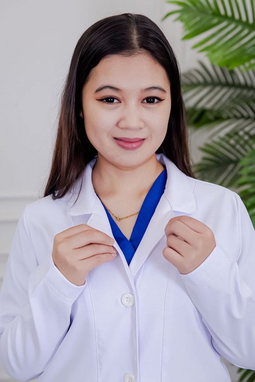 بالطو طبي لابكوت قصير لون أبيض بياقة مطوية و أزرار من الأمام و بجيوب من الجانبين