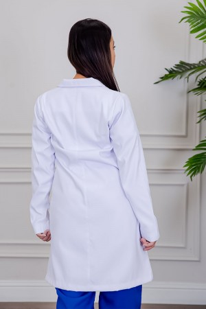 بالطو طبي لابكوت قصير لون أبيض بياقة مطوية و أزرار من الأمام و بجيوب من الجانبين 